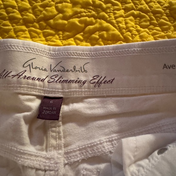 Gloria Vanderbilt below knee shorts!  Great condition - Picture 2 of 5